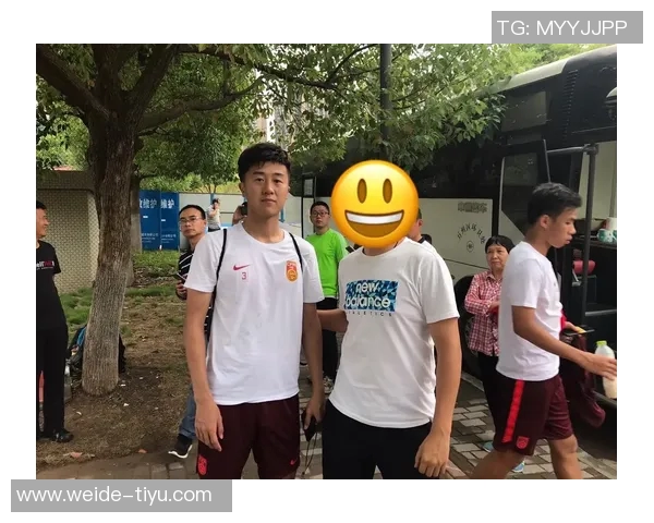 刘洋与张玉宁黄政宇等国足队友新年首训合影分享训练时光